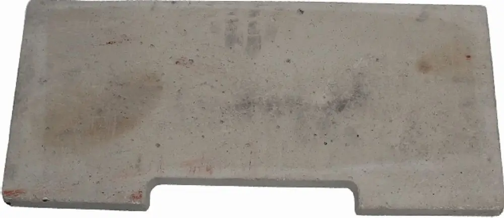 Brennkammergrundplatte aus Beton in neutraler Farbe, geeignet für die Verwendung in Wolf-HVG-Systemen. Flache, rechteckige Form mit minimalen Abnutzungsspuren.